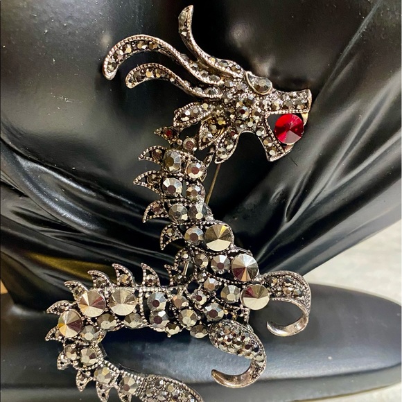 Jewelry - Rhinestone dragon brooch